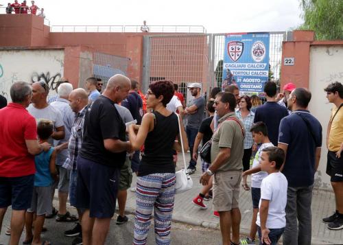 Oristano (OR) 31 08 2017 i tifosi aspettano invano l'inizio dell'amichevole tra il Cagliari  e il Tortolì . Ia partita non si giocherà perchè il campo non è agibile  . SILPRESS/ENRICOLOCCI