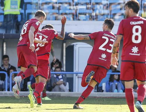 FERRARA, ITALIA, 17-09-17 - 4° GIORNATA DI CAMPIONATO SERIE A TIM ALLO STADIO PAOLO MAZZA: SPAL VS CAGLIARI, NELLA FOTO: esultanza gol joao pedro ceppitelli