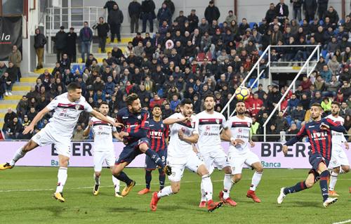CROTONE-CAGLIARI 28-01-18. GOL ANNULLATO DEL CROTONE  .SILPRESS/GIUSEPPE PIPITA