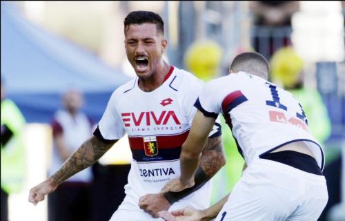 Cagliari (CA)  15 10  2017 Campionato Serie A TIM incontro Cagliari - Genoa Nella foto:  esultanza  di     Izzo  Adel Taarabt  del genoa SILPRESS/ENRICO LOCCI