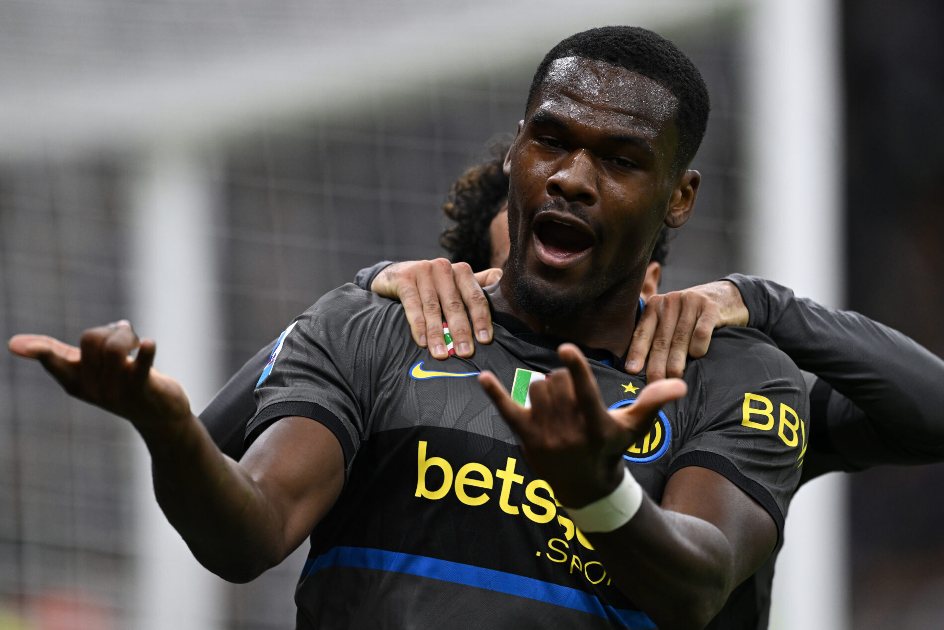 Altra travolgente rimonta a San Siro: l’Inter ribalta l’Udinese e aggancia la Roma